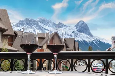 Image de Newly renovated Haven in Rockies with  Hot Tub & Pool