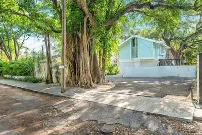 Image de Stylish Garden Retreat in Coconut Grove - Pink