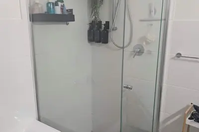 Image de Seamless Comfort: Guest Room in Shared Modern Apartment