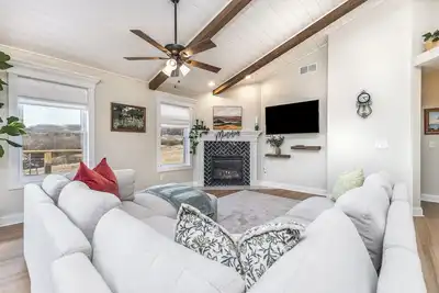 Image de Modern 5 Br - All En Suites! Hot Tub, Fireplace, Screened Porch & More!