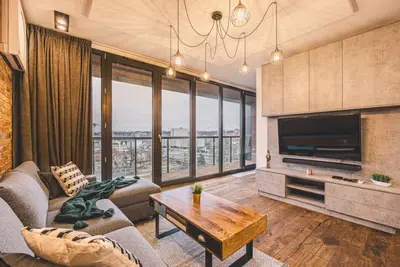 Image de Elegant City Escape with Scenic Balcony