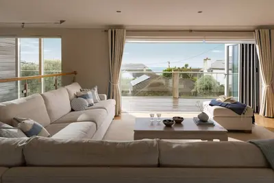 Image de Springtide - New Polzeath - stylish sea view property sleeping 8-9 guests