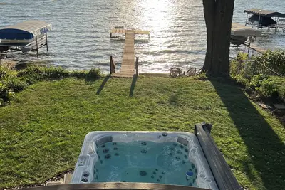 Image de Lake Waubesa 3 bedroom Getaway+HotTub+PrivateDock+GameRoom+SmartTV's+Ev charger