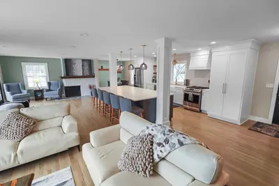 Image de 4-Bed Home; Private Pool; Diving Board; Fenced Yard; 15 Min to Downtown