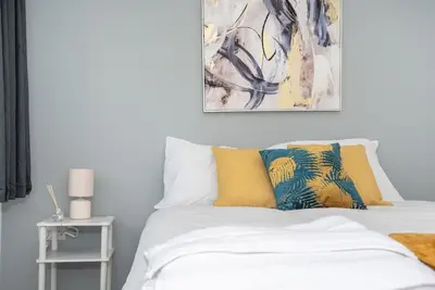 Image de Beautiful Orpington Home w Pool Table