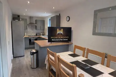 Image de The Calvers: Contractor-ready 4-bed house – parking, fast WiFi & smart TVs by Hosterooo