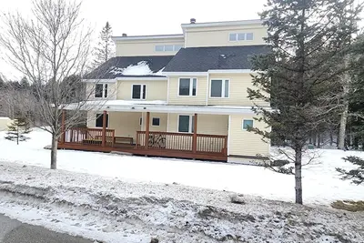 Image de Valley Trail Riverfront Townhouse with Ev Charging 2 miles from Mount Snow