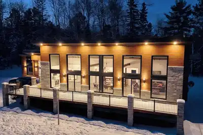 Image de Luxueux chalet, bord de lac, 8 chambres, spa, plage & quai privé. 21 personnes.