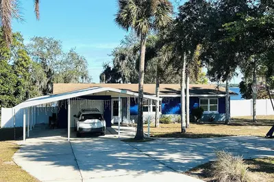 Image de Beautiful Lakefront house w/private dock, powered boathouse, Hottub and Gameroom