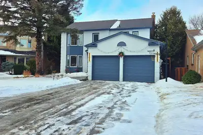 Image de Bright Two-Bed Walk-Out Basement