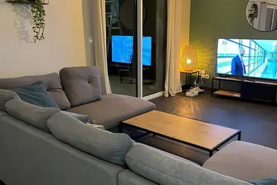 Image de Warm & Bright Modern Home – Pyrenees
