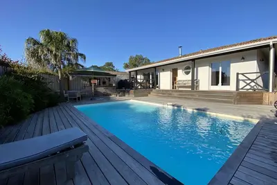 Image de Villa Paloma 4*\nAu coeur du Bassin d'Arcachon. \nVilla moderne, piscine chauffée