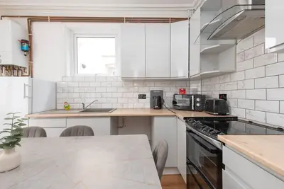 Image de Elegant 5 Bedroom Apartment Designed for comforts and style.