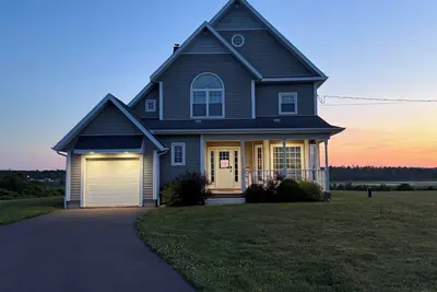 Image de 4 br Waterfront Home on 2 acres. Unforgettable Sunsets, Close to Brackley Beach