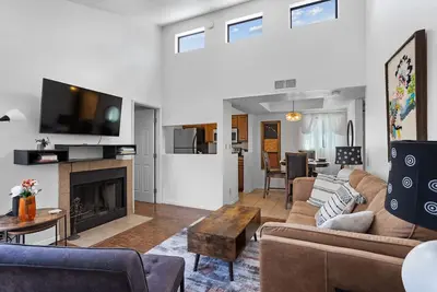 Image de 2-bedroom condo in tranquil Tucson with pool and mountain views.