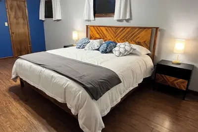 Image de The Gathering Place: King Suite, 3 baths, room to relax! Feels like home.