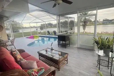 Image de Beautiful home with pool on a lake