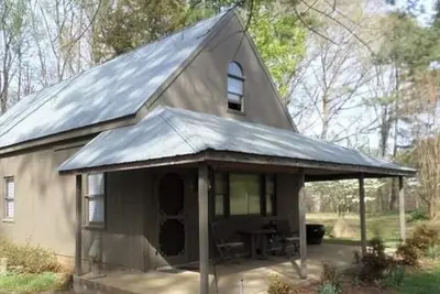 Image de The Driftwood Cozy Cottage! A mile from the lake.