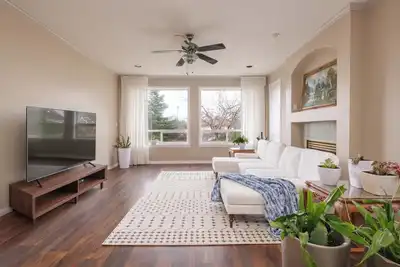 Image de Cozy Surrey Home Near Central City & SkyTrain