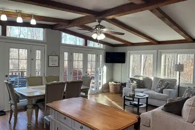 Image de Lake Day’s Cottage with Boat Slip