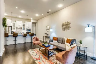 Image de Cozy 3br Luxury Townhome Near Uptown Skyline