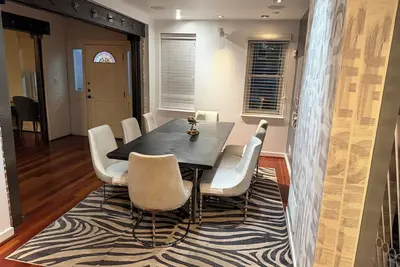 Image de Charming 5-bedroom house in Baltimore perfect for family stays with garage