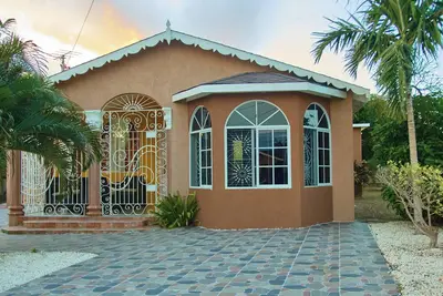 Image de Cozy & Secure 2br Old Harbour Retreat: All the Comforts of Your Own Home