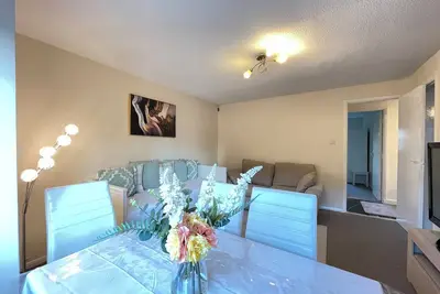 Image de Heathrow to Windsor 2 Bedroom Apartment - Free Parking & WiFi by Pinewood Studio