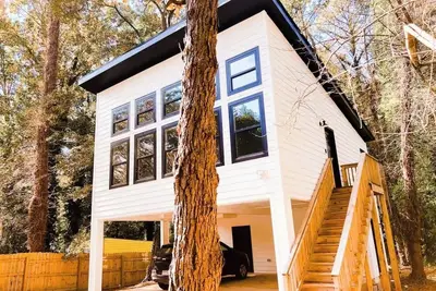 Image de Up In The Pines - Luxe Decatur Treehouse