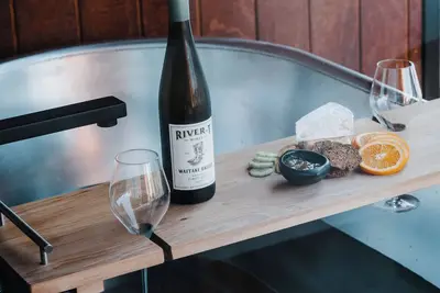 Image de HighTree Chalets - Your luxury lakeside escape!