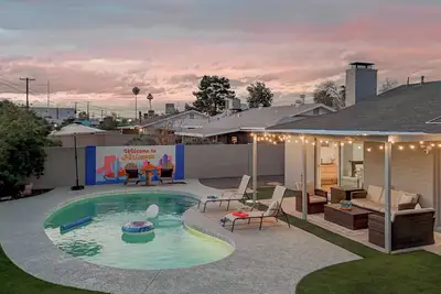 Image de New! Modern Home on Mill Ave. Pool. Pet Friendly.