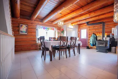 Image de A Beautiful Country Log Home in Strathcona County, Alberta, close to Edmonton.