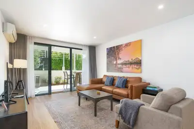 Image de Kingston Modern Home – Large and Stylish Spaces