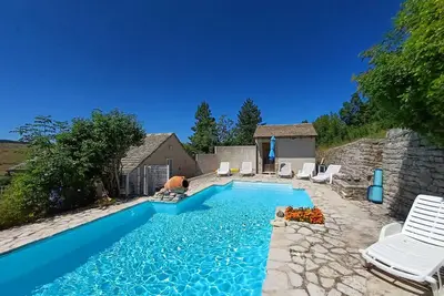 Image de La Bergerie, Gîte de France, piscine privée chauffée.