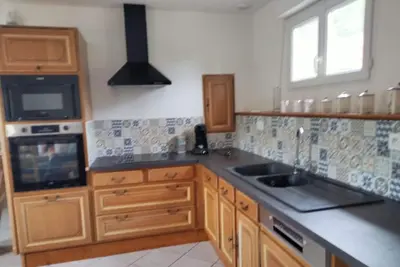 Gite avec un bel extérieur sécurisé.