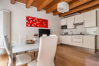 Image de GuestHost - Charming 83 sqm apartment with ground-floor access in a Venetian building, perfect for groups or families of up to 6 guests. Its location is ideal for guests seeking comfort and easy connections, set in the heart of Cannaregio, in a quiet resi