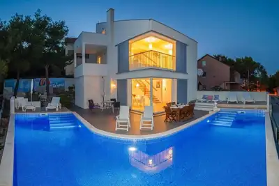 Image de Tremendous 3-bedroom Villa Casabianca with Ac in charming Milna