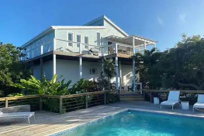 Image de Perfect for families, friends or couples. Relax, swim, sunbathe, repeat.