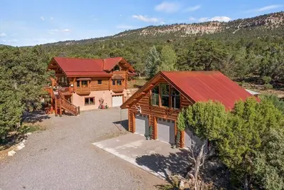 Image de Pleasant Valley Retreat -Quaint 2-Bedroom Loft & Den Incredible Mountain Views!