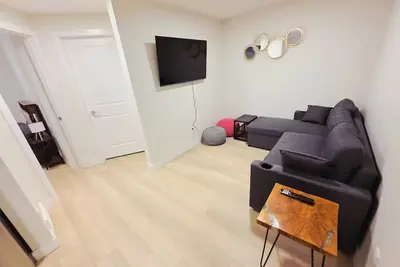 Image de Cozy Modern 2 Bedroom Basement Suite