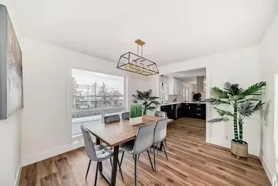Image de Walkout Bungalow with Pond Views