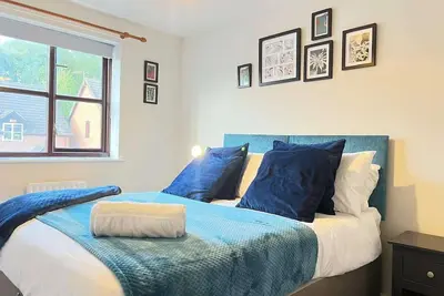 Image de Large Drive and Garden