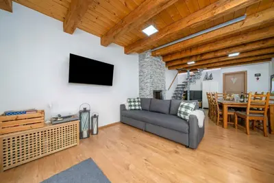 Image de A large and charming renovated chalet with a private entrance, measuring 145 square meters, perfect for 10 people. The property, located in a quiet and private location, is surrounded by woods yet only 800 meters from the ski slopes and bike path: it's an