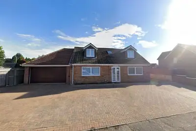 Image de Detached 3 En-Suites Parking 5 Double Rooms