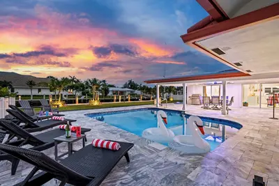 Image de Mid-Century Modern Waterfront Pool Home Near Beach