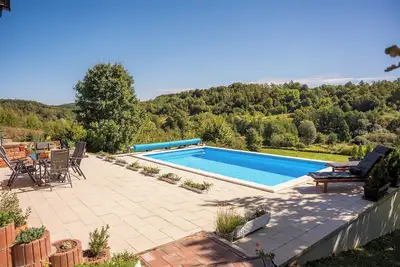 Image de House in Vukomerički Hills with outdoor jacuzzi, pool, and space for gatherings