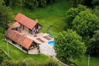 Image de Secluded estate with wellness, outdoor pool, and space for relaxation and gatherings.