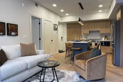 Image de Alpine Ascent - Pool, Hot Tub & Fitness - Parking