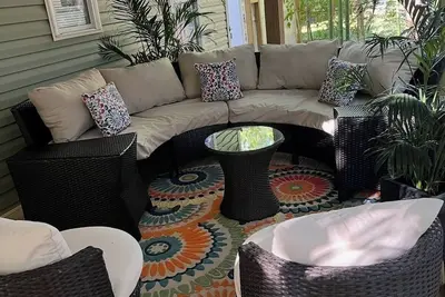 Image de 3-bedroom  house in welcoming Garner with cool Bamboo for relaxing stays