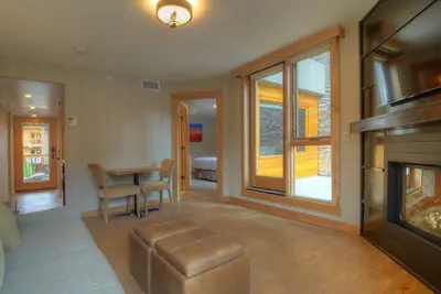 Image de Central Banff Rockies Suite | Rooftop Hot Pools!